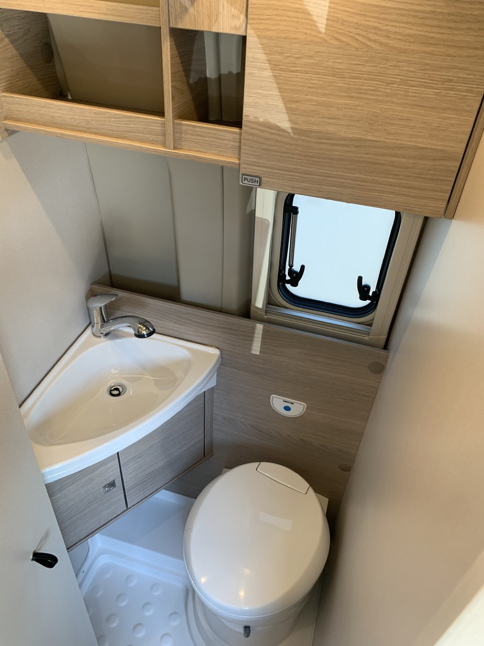 Bürstner Campeo Black Forest mieten – kompakter Camper 5,40 m mit Solar & Aufstelldach – 5