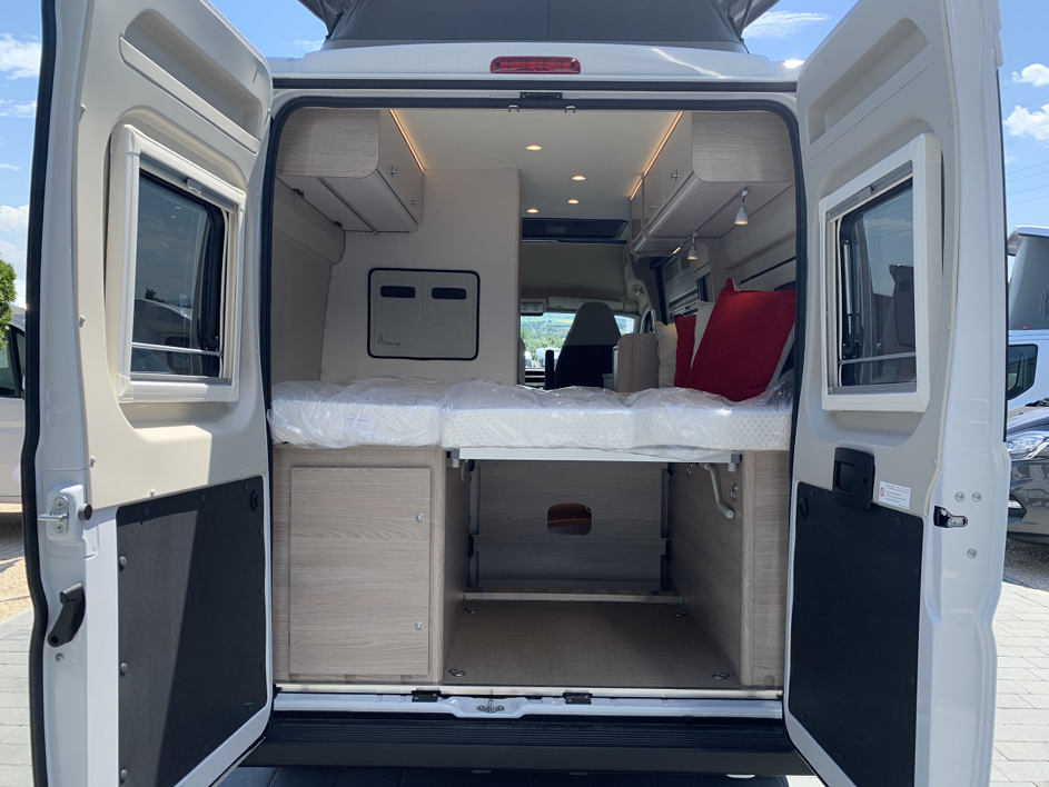 Bürstner Campeo Black Forest mieten – kompakter Camper 5,40 m mit Solar & Aufstelldach – Thumbnail 9
