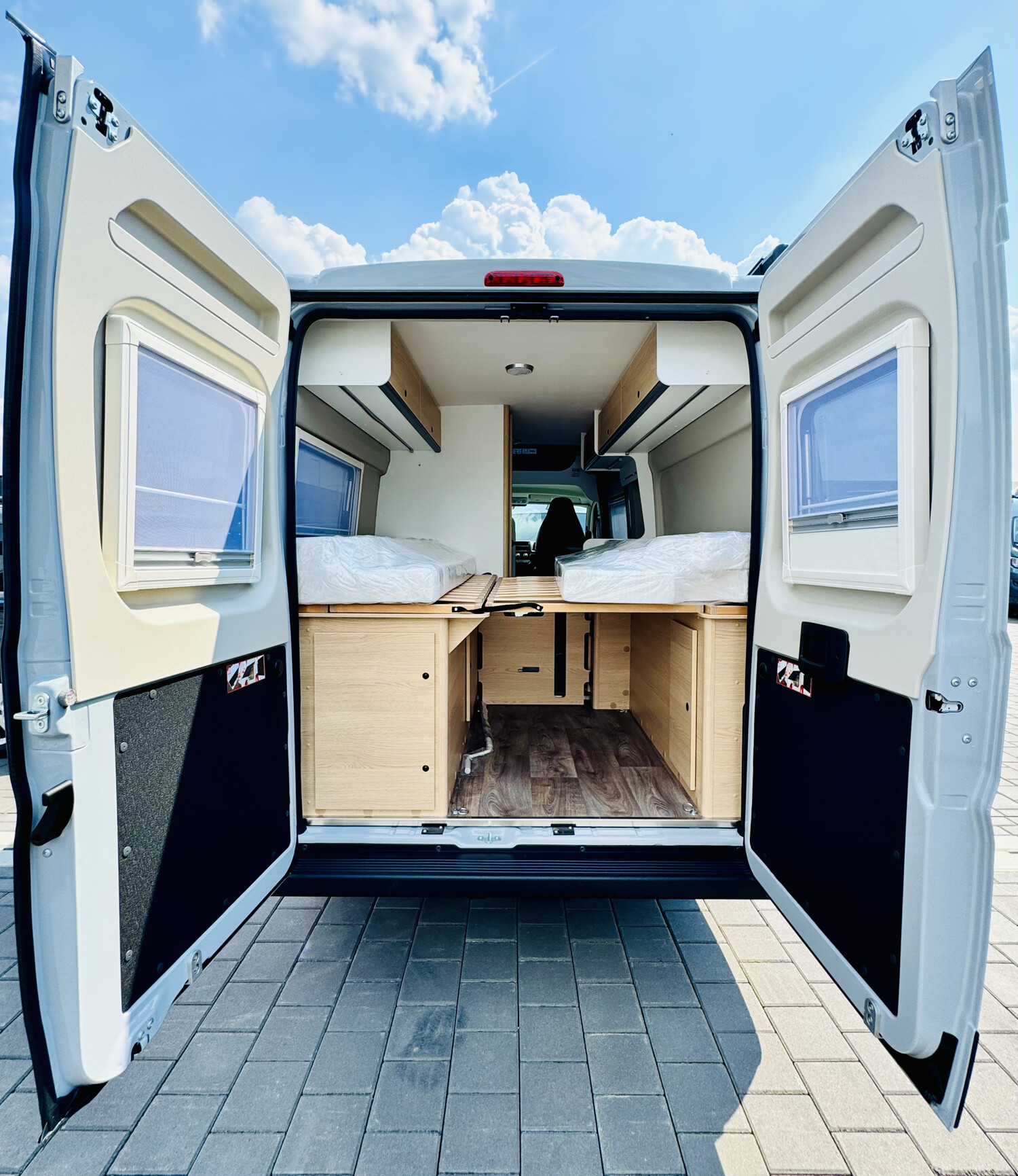 Sunlight Cliff 640RT mieten – Kastenwagen mit Längsbetten, Automatik & Aufstelldach – 3