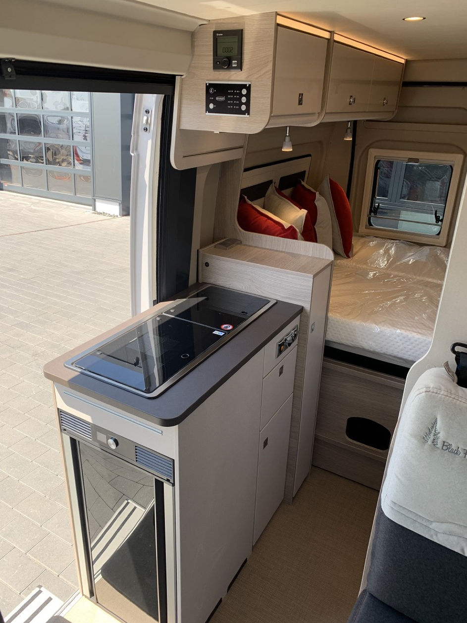 Bürstner Campeo Black Forest mieten – kompakter Camper 5,40 m mit Solar & Aufstelldach – Thumbnail 8