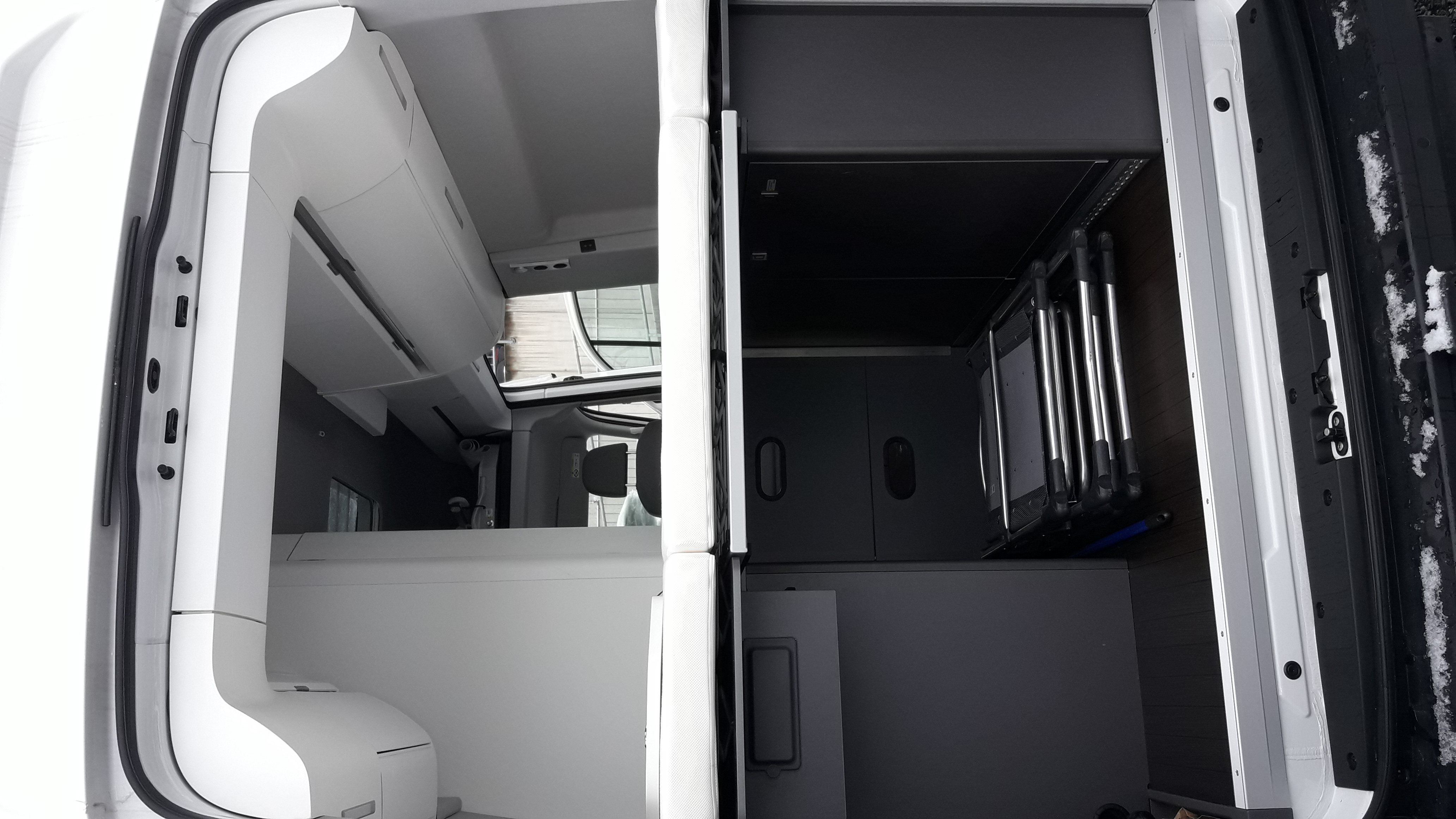VW Grand California 600 mieten – Wohnmobil mit AHK für bis zu 4 Personen – Thumbnail 9