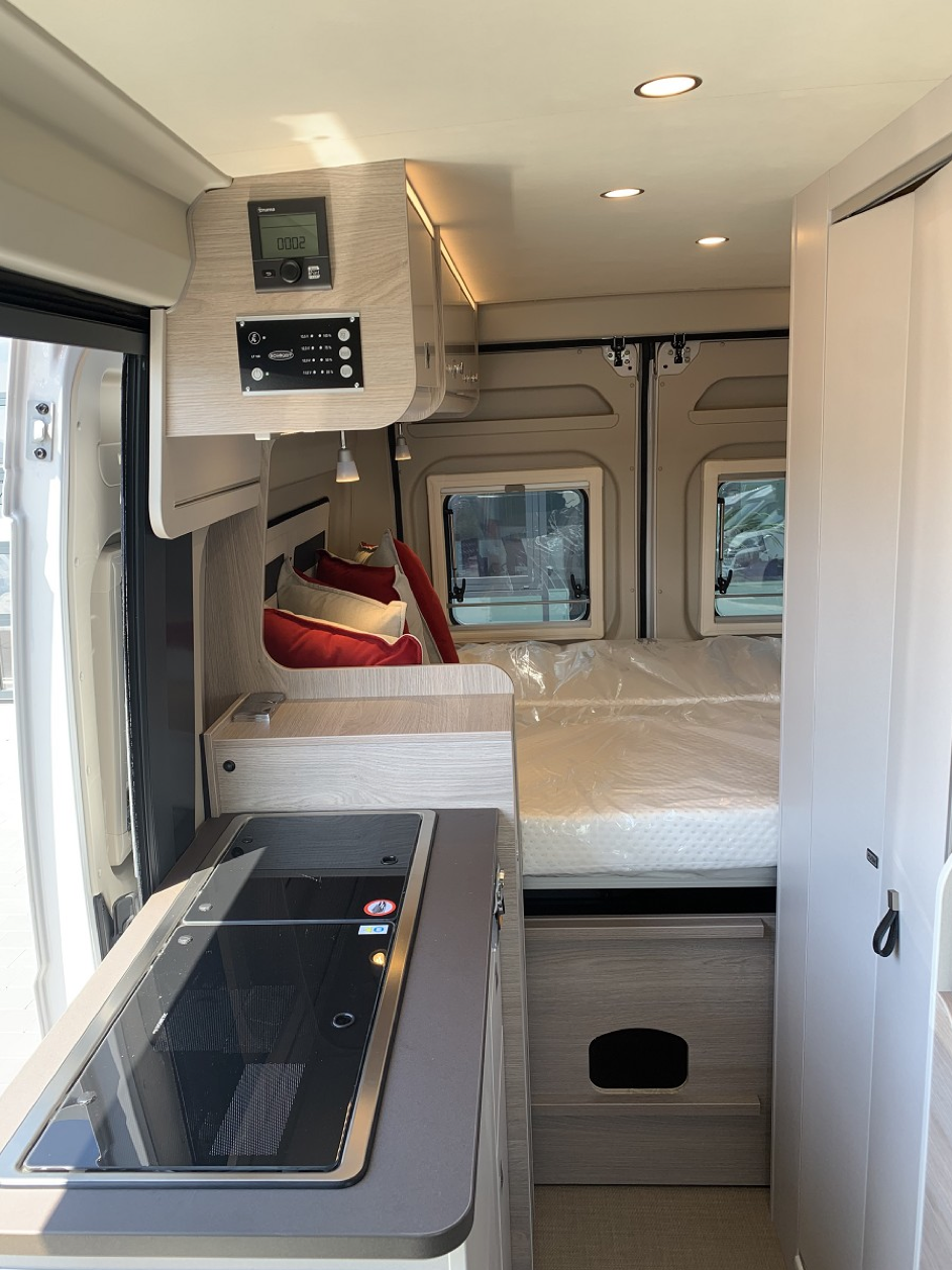 Bürstner Campeo Black Forest mieten – kompakter Camper 5,40 m mit Solar & Aufstelldach – Thumbnail 7