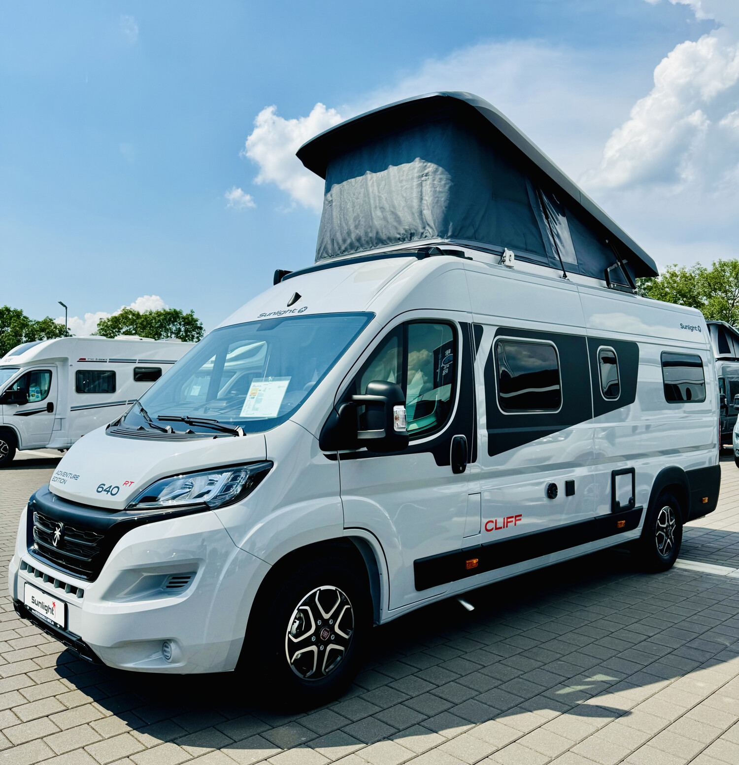 Sunlight Cliff 640RT mieten – Kastenwagen mit Längsbetten, Automatik & Aufstelldach