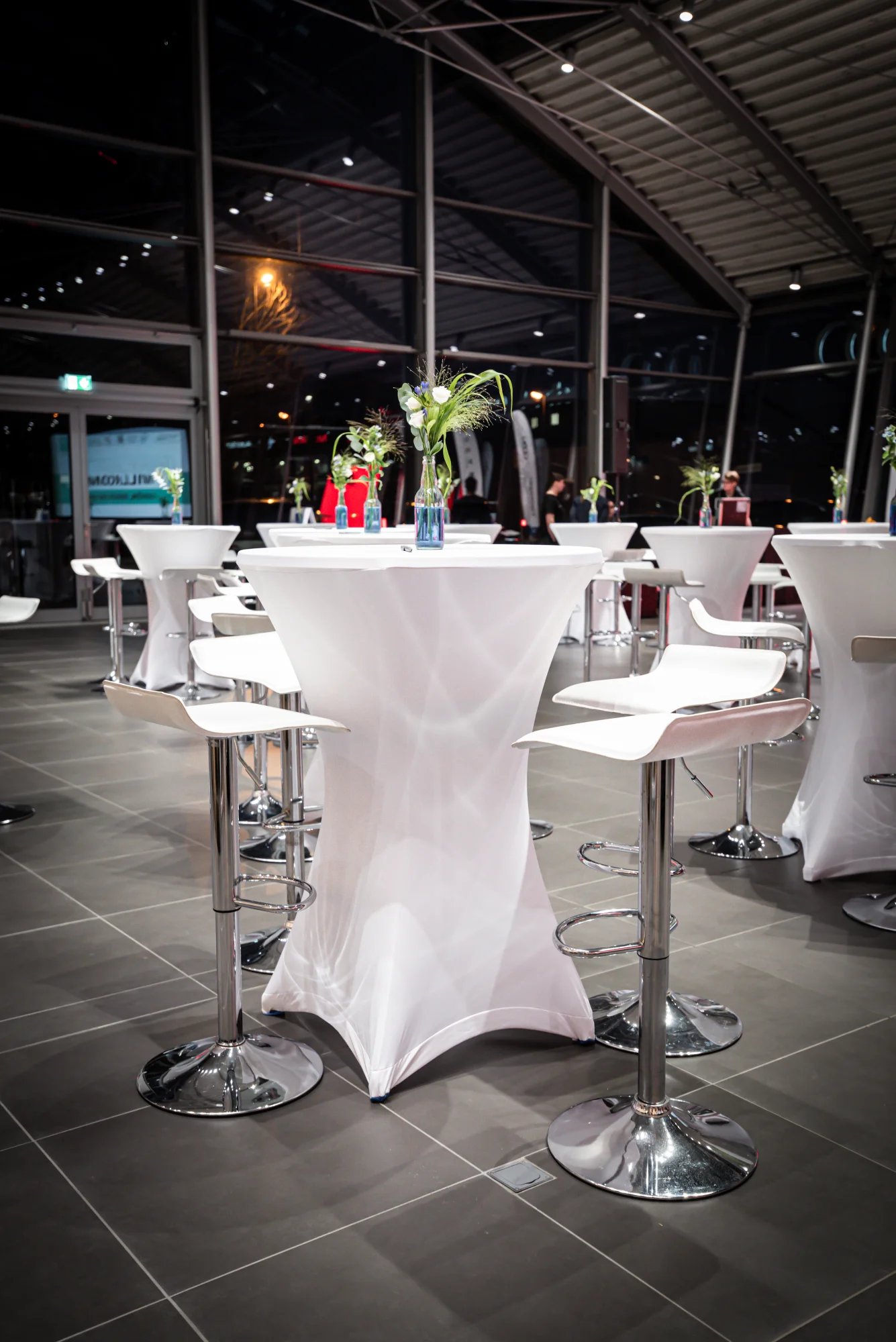 Stehtisch mieten – mit Husse in verschiedenen Farben | Hochzeit, Party & Event