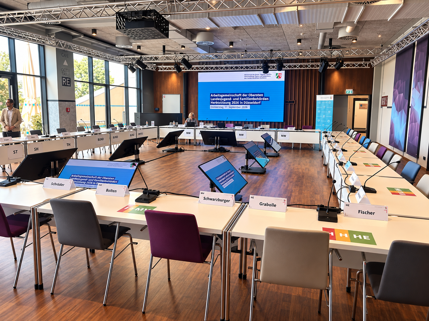 LCD Bildschirm / Display mieten – 32 bis 86 Zoll für Messe, Event & Konferenz – 3