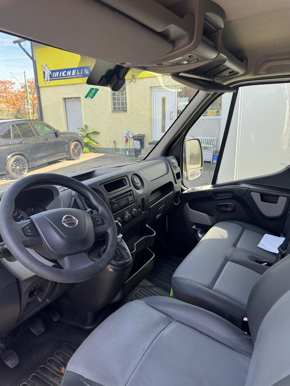Umzugstransporter mit Hebebühne mieten in Frankfurt | Nissan NV400 Koffer, 4,30 m Ladefläche | ab 129 € pro Tag – Thumbnail 8