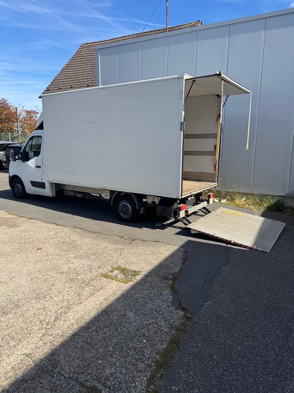 Umzugstransporter mit Hebebühne mieten in Frankfurt | Nissan NV400 Koffer, 4,30 m Ladefläche | ab 129 € pro Tag – 4