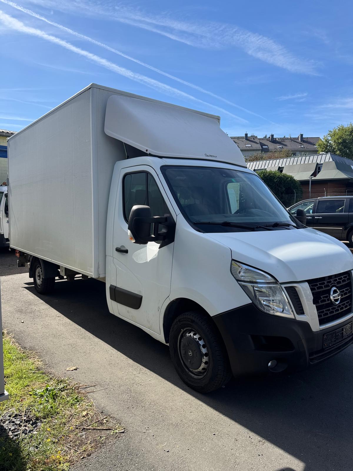 Umzugstransporter mit Hebebühne mieten in Frankfurt | Nissan NV400 Koffer, 4,30 m Ladefläche | ab 129 € pro Tag