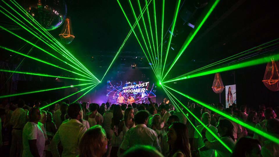 Lasershow mieten – musiksynchron & individuell für Hochzeit, Firmen-Event, Jubiläum & Stadtfest – Thumbnail 10
