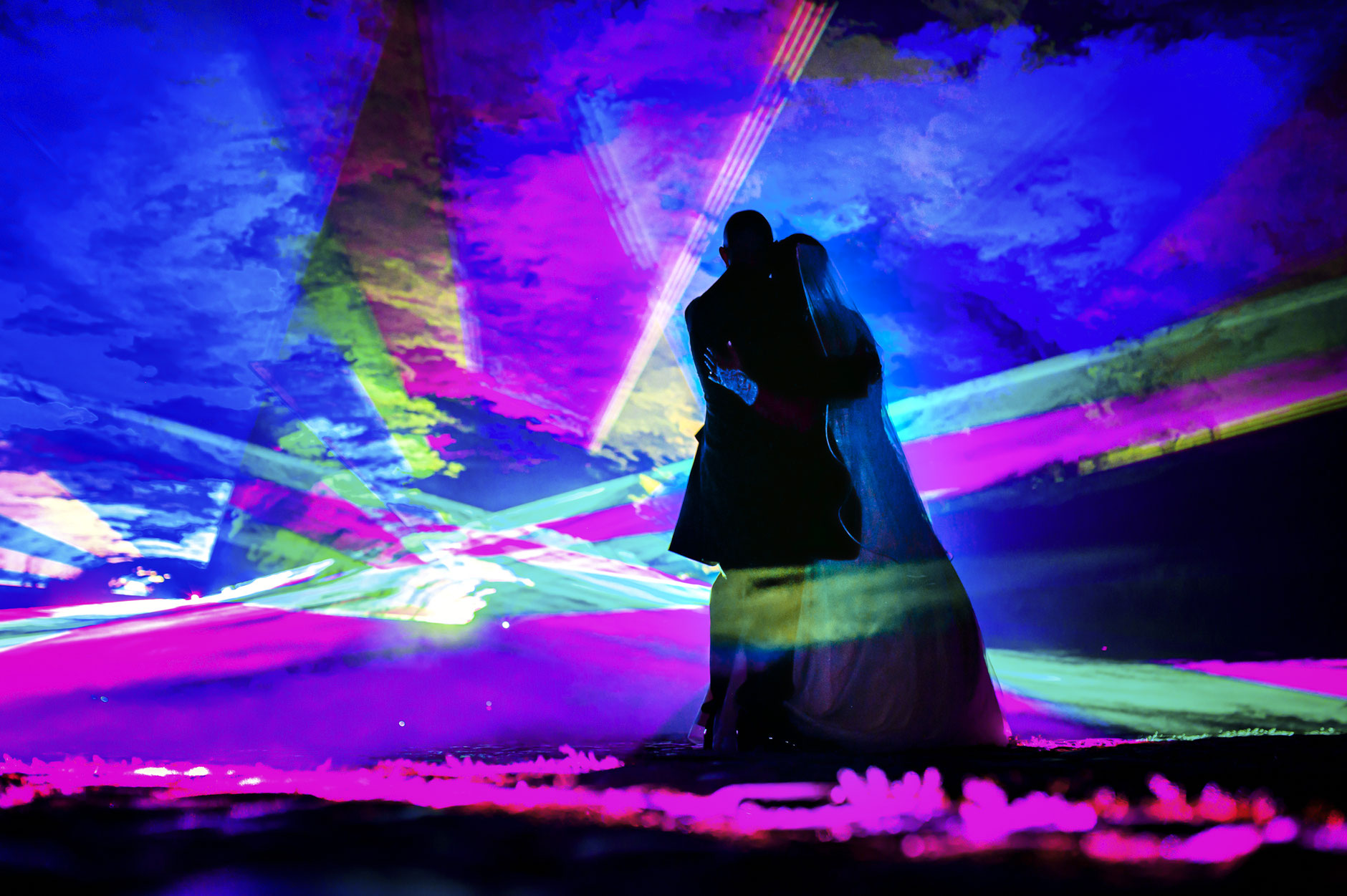 Lasershow mieten – musiksynchron & individuell für Hochzeit, Firmen-Event, Jubiläum & Stadtfest – Thumbnail 6