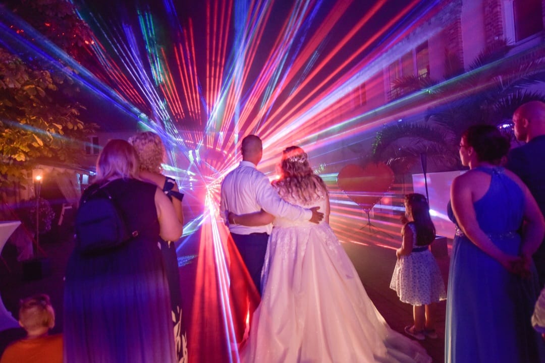 Lasershow mieten – musiksynchron & individuell für Hochzeit, Firmen-Event, Jubiläum & Stadtfest – Thumbnail 7