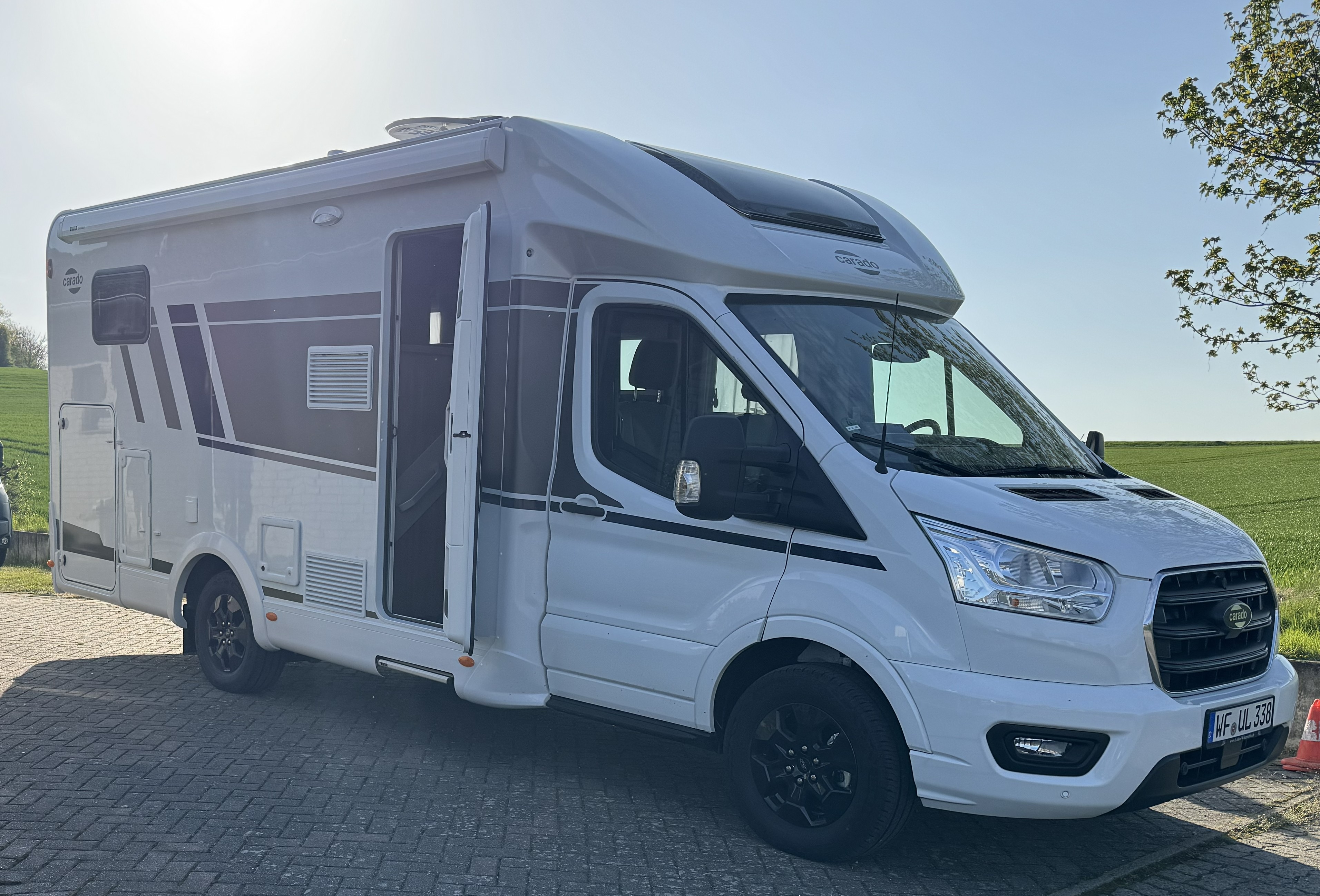 Carado T 338 auf Ford mit Automatik, ACC, 4 Betten: Teilintegriertes Wohnmobil – 2