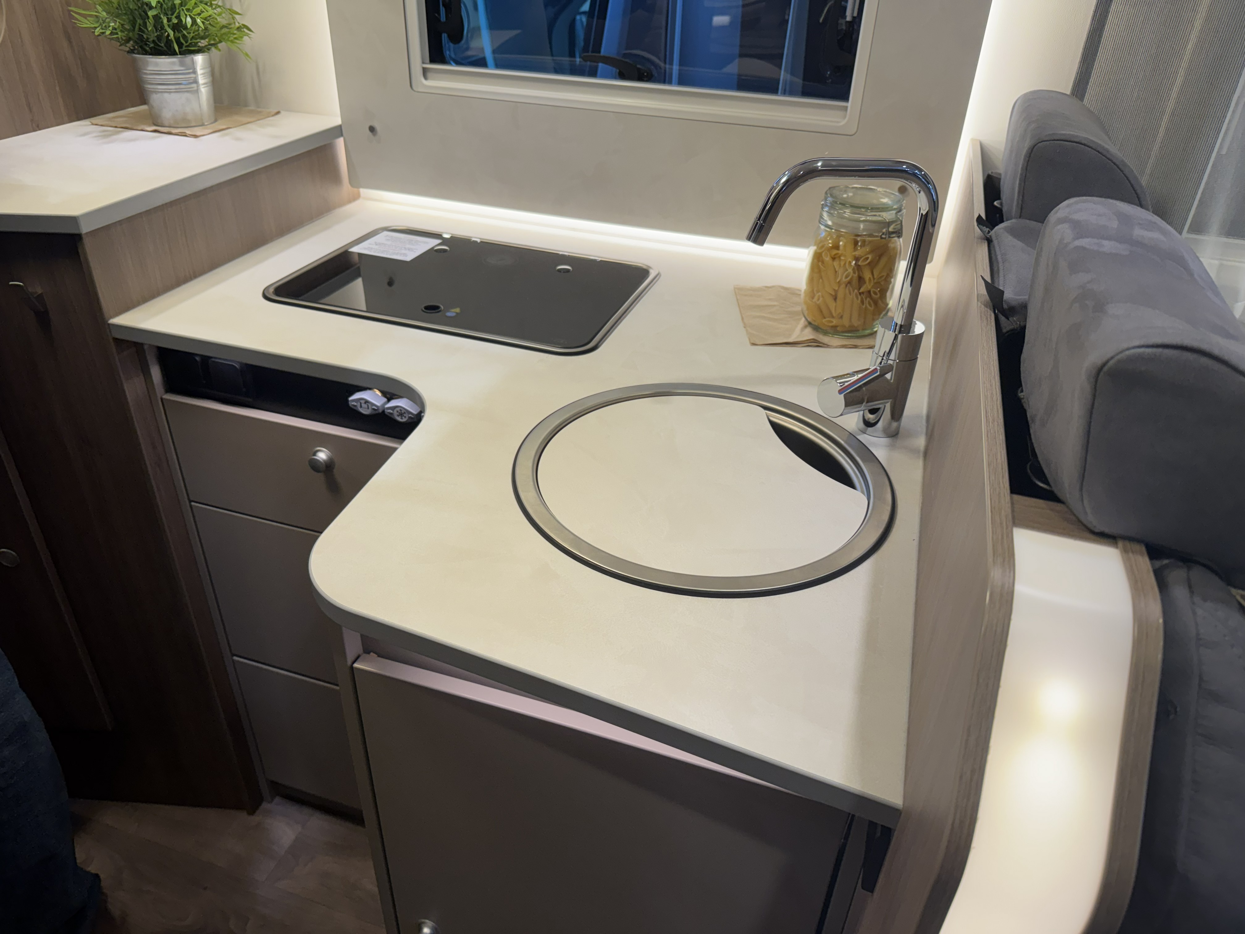 Carado T 338 auf Ford mit Automatik, ACC, 4 Betten: Teilintegriertes Wohnmobil – 5